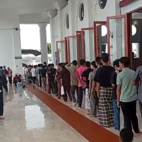  Pemkot Bengkulu Sebarkan  Ribuan Nasi Bungkus di Masjid