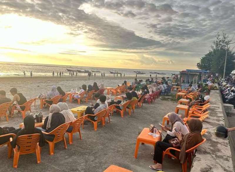 Serunya Nongkrong Sambil Nikmati Sunset di Pantai Berkas, Bikin Kita Lupa Pulang
