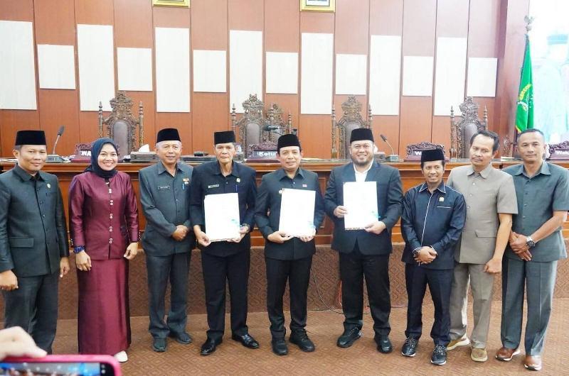Walikota Bengkulu Hadiri Rapat Paripurna Agenda Pengambilan Keputusan Raperda 
