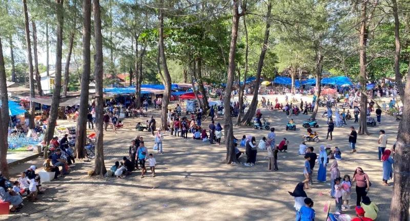  Selama Libur Lebaran, Masyarakat Berbondong-bondong  Kunjungi  Pantai Panjang