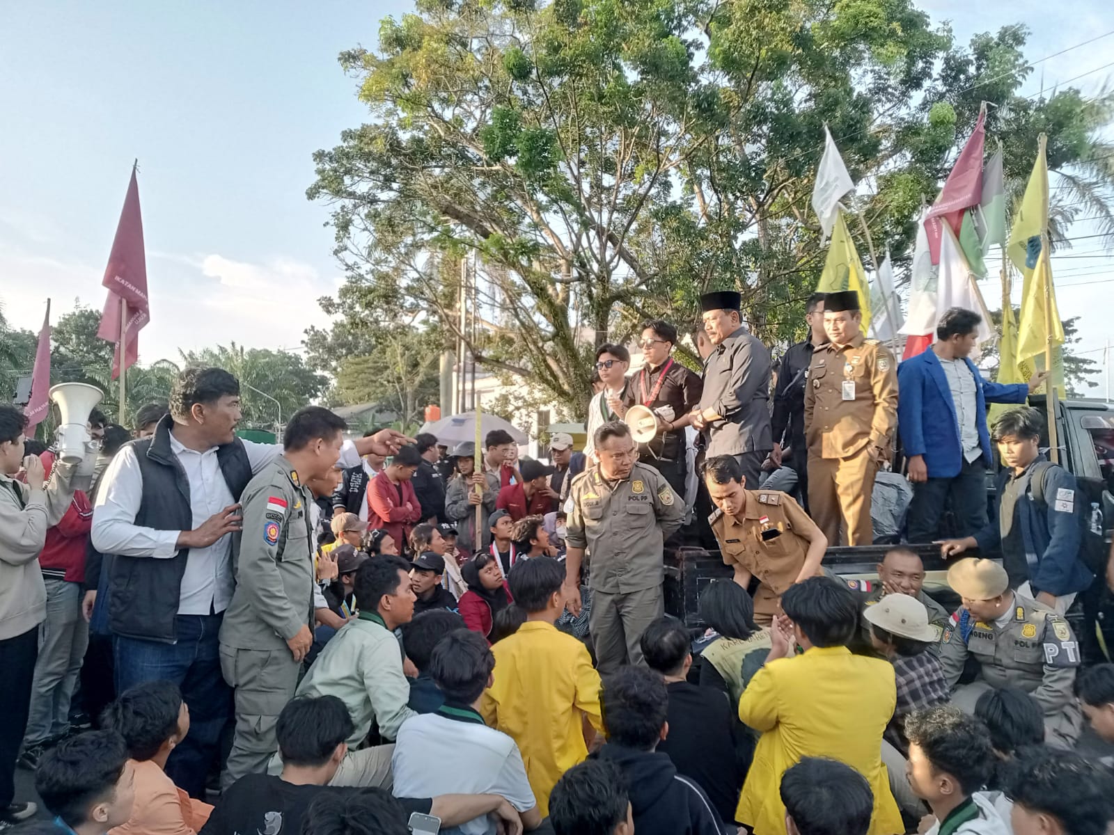 100 Hari Kerja Helmi-Mian Didemo Aliansi Bengkulu Melawan