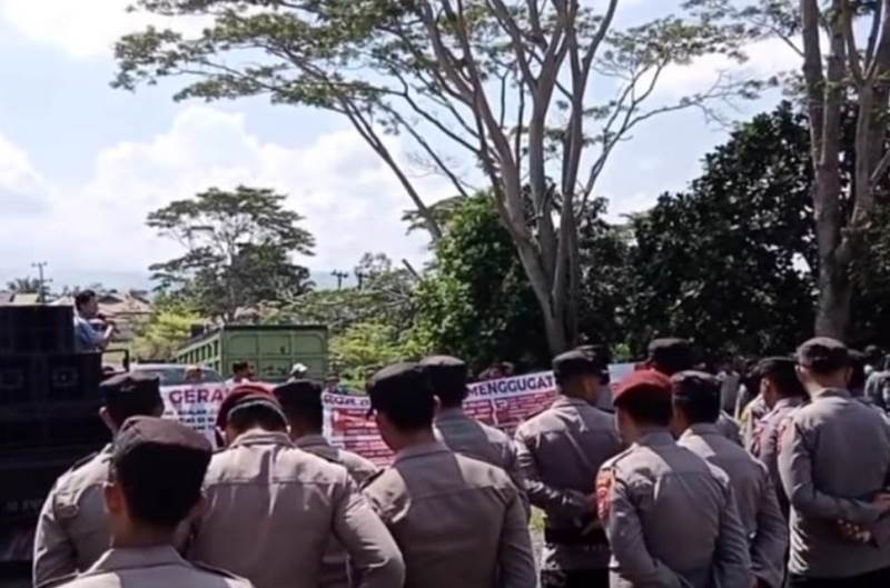 Puluhan Kontraktor Demo  di Kantor Bupati Seluma,  Tagih Utang Proyek Tahun 2024