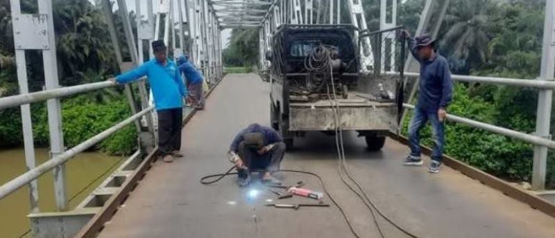 Dinas PUPR Mukomko Perbaiki Jembatan Penghubung Desa Lubuk Sanai- Rawa Bangun