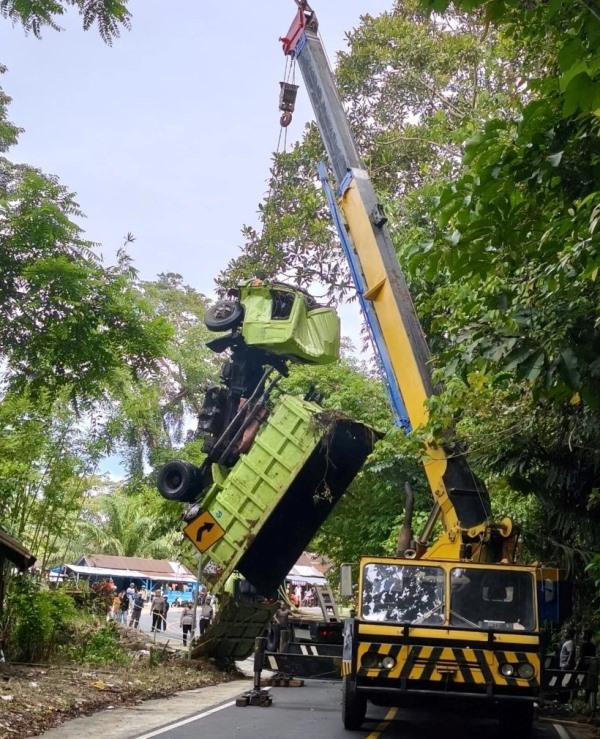 Sukses, Mobil Truk  dari Dasar Jurang Liku Sembilan Dievakuasi Pakai Crane