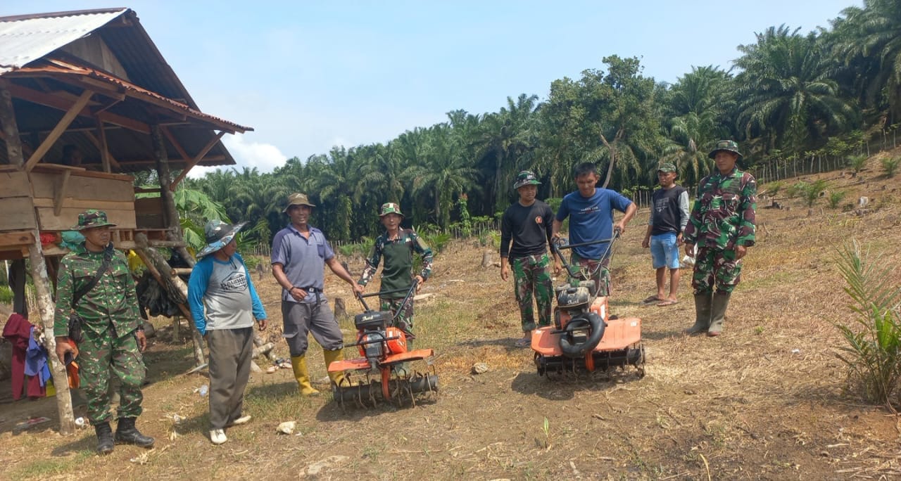 Agar Lahan Masyarakat Lebih Produktif, Satgas TMMD Ke-124 Kodim 0408/BS Bantu Bajak Tanah Lahan Petani