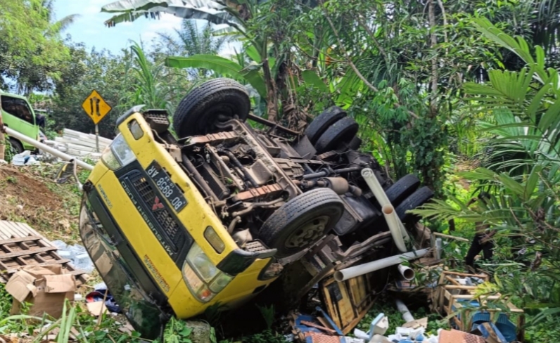  Truk Box Terjun Bebas ke Jurang di Kunduran