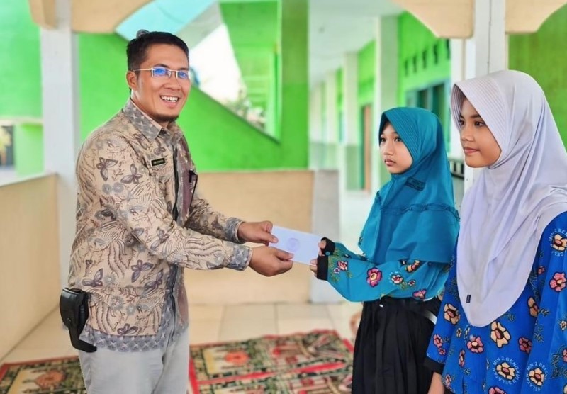 Kemenag  Bengkulu Selatan Salurkan Zakat dan Wakaf kepada 40 Murid  MIN 2