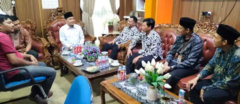 Wakil Ketua DPRD Kota Bengkulu Alamsyah Didatangi Guru-Guru, Ada Apa? 