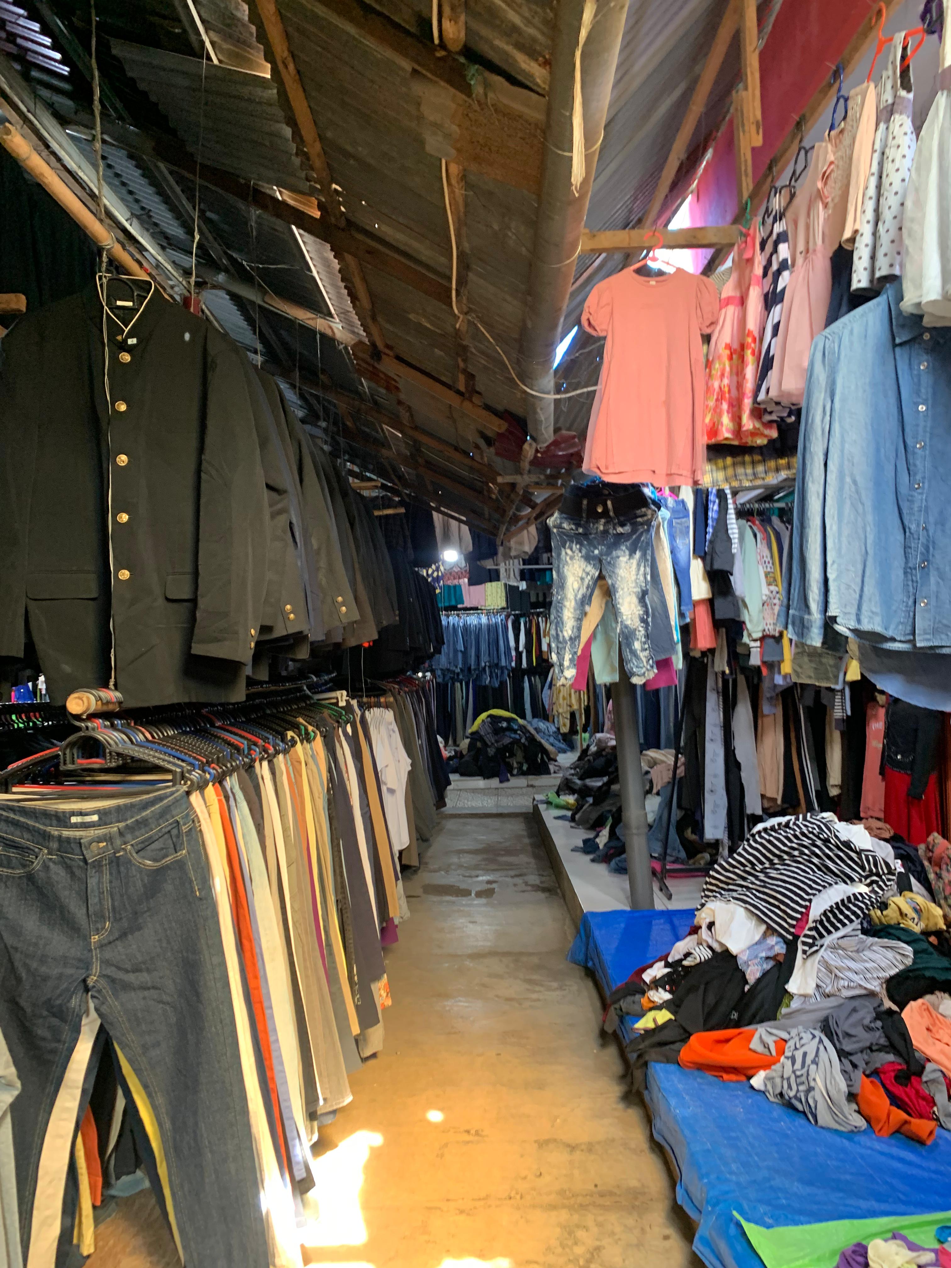 Pedagang Baju Thrift di Pasar Panorama Kesulitan Cari Barang Dagangan