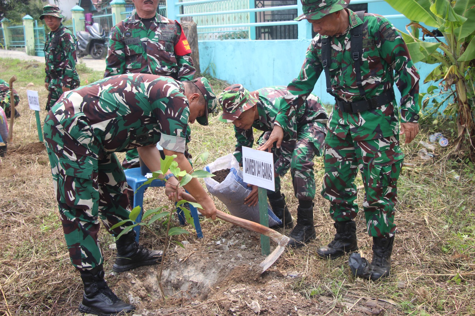 Kasrem 041/Gamas dan Forkopimda Kota Tanam Pohon pada Pembukaan TMMD ke-130 Kodim 0407/Kota Bengkulu
