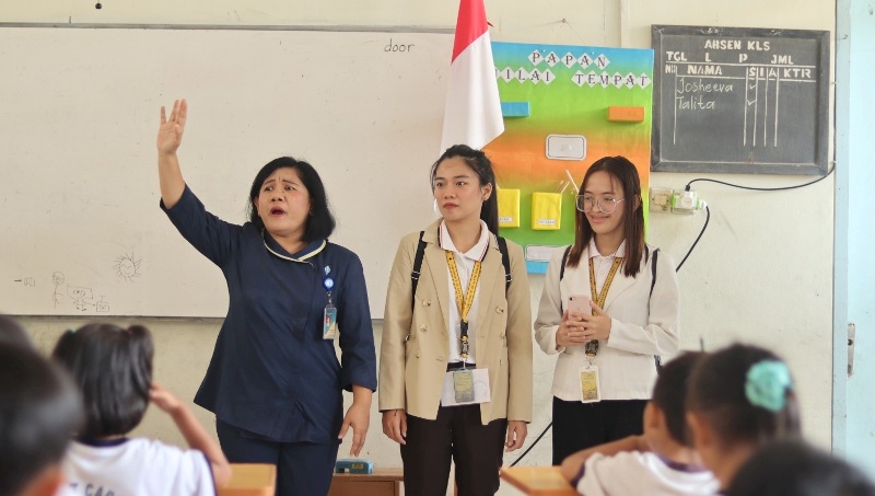 2 Mahasiswa Calon Guru dari Manila Mengajar di  SD Sint Carolus Bengkulu  