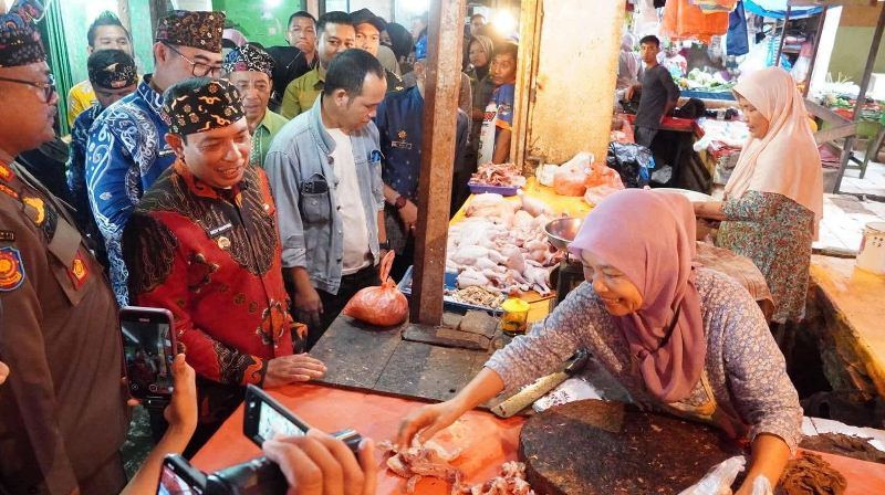 Barang Dagangannya  Diborong Walikota dan ASN, Pedagang PTM Tersenyum Lebar