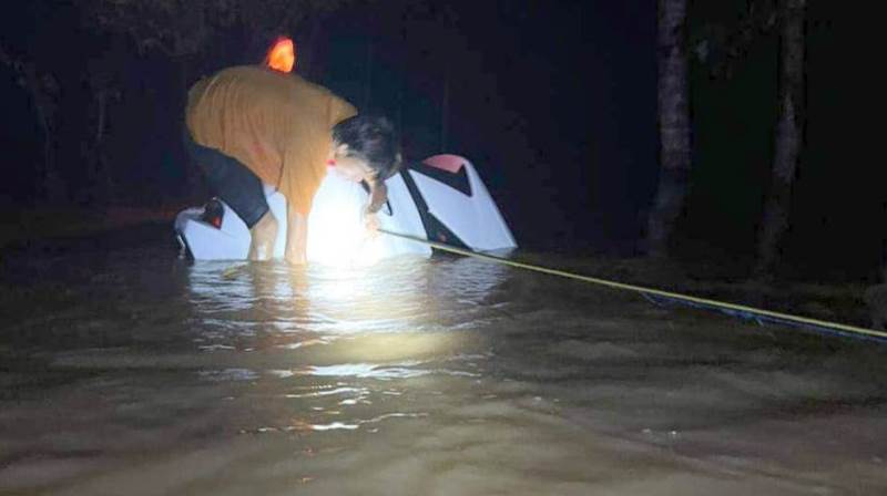 Penumpang Keluar dari Kaca Mobil,  Banjir di Seluma Hanyutkan Mobil Warga Kota Bengkulu