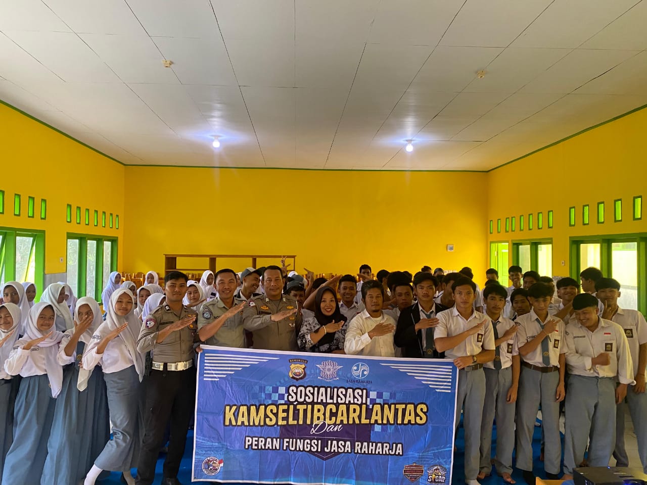 Sosialisasi Keselamatan Lalu Lintas Jasa Raharja bersama Satlantas di SMAN 11 Bengkulu Utara