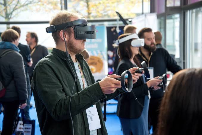 Teknologi dalam Dunia Pendidikan: Bagaimana Virtual Reality Membantu Pembelajaran Jarak Jauh