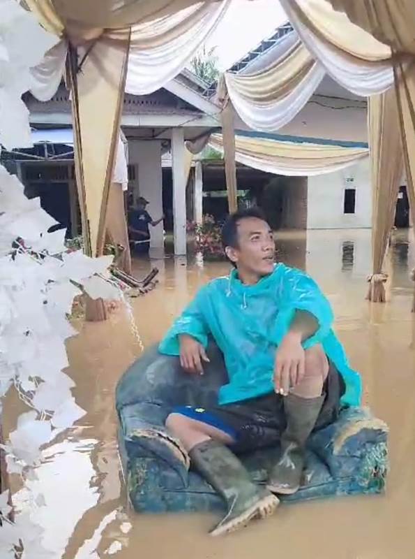 Peralatan Untuk Pesta Pernikahan Diungsikan, Ratusan Rumah Warga Cahaya Negeri Terendam Banjir