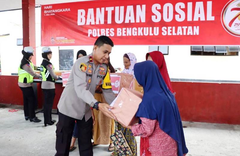 Peringati HUT Bhayangkara, Polres Bengkulu Selatan Bagikan 250   Paket Sembako kepada Masyarakat