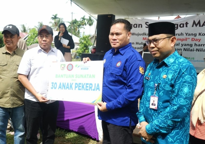 Serahkan Bantuan Pendidikan,  Peringatan Hari Buruh Internasional Dipusatkan di Bengkulu Tengah