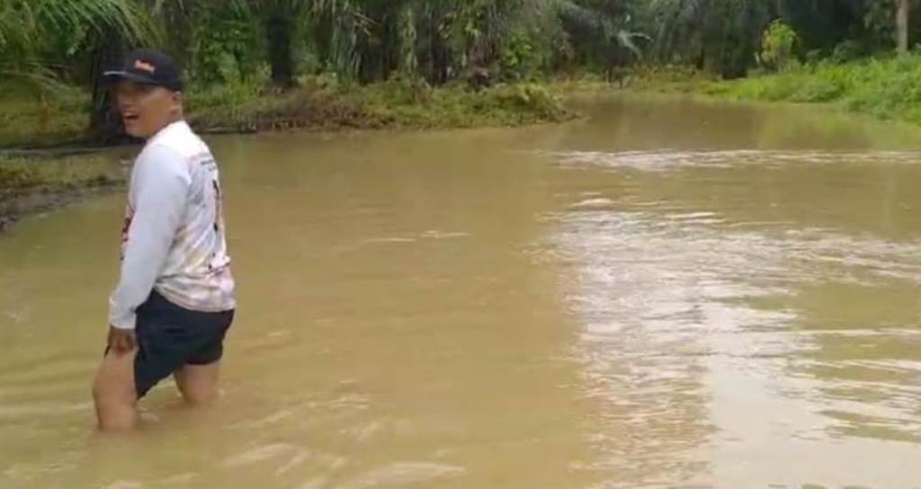 Desa Padang Batu Nyaris Terisolir Karena Air Sungai Talo Meluap