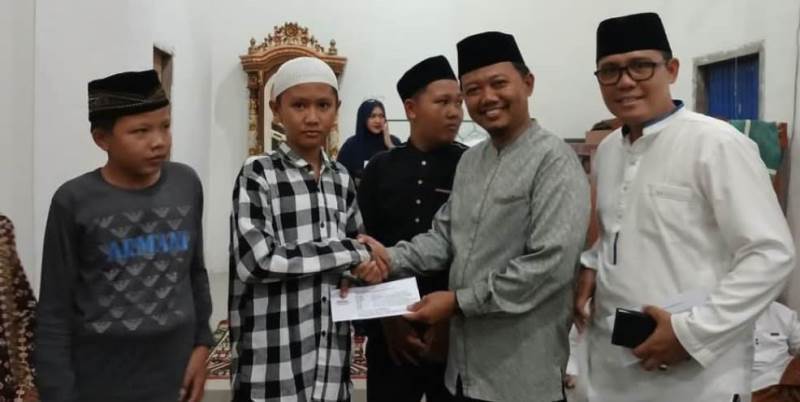 Pemda Kaur Serahkan Bantuan kepada Masyarakat dan Masjid Baiturrahman Selika I