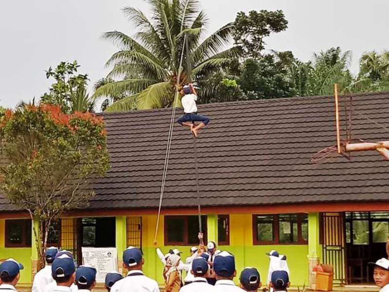 Tali Bendera Bermasalah, Siswa SMP Nekat Naik Tiang Bendera 