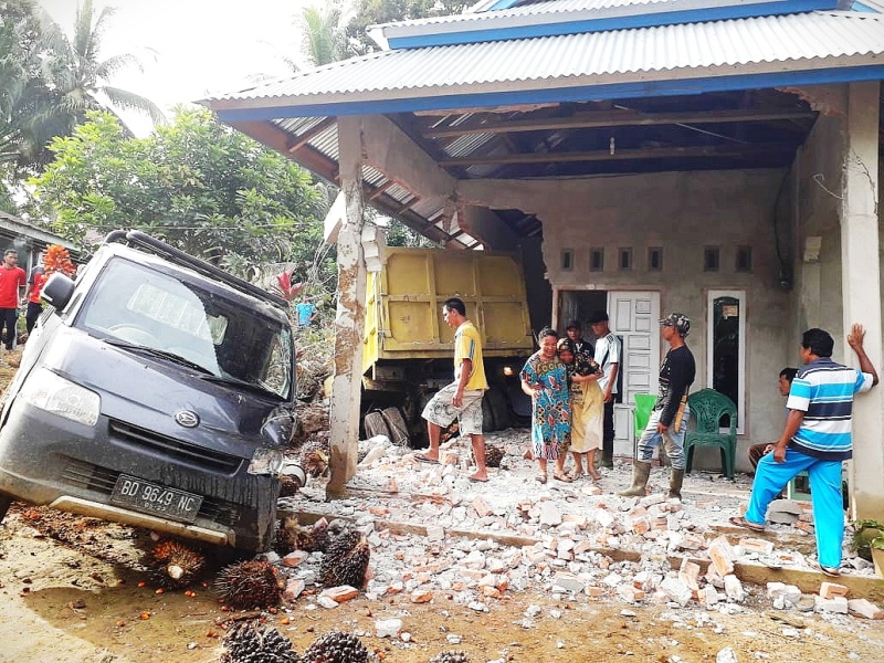 Keluar Jalur, Truk Seruduk Rumah Warga