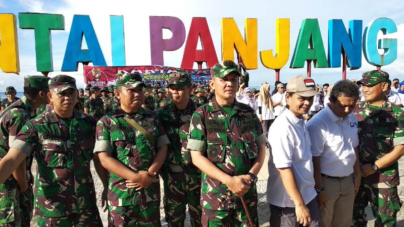 Korem 041 Gamas Bersihkan Pantai Panjang Bengkulu