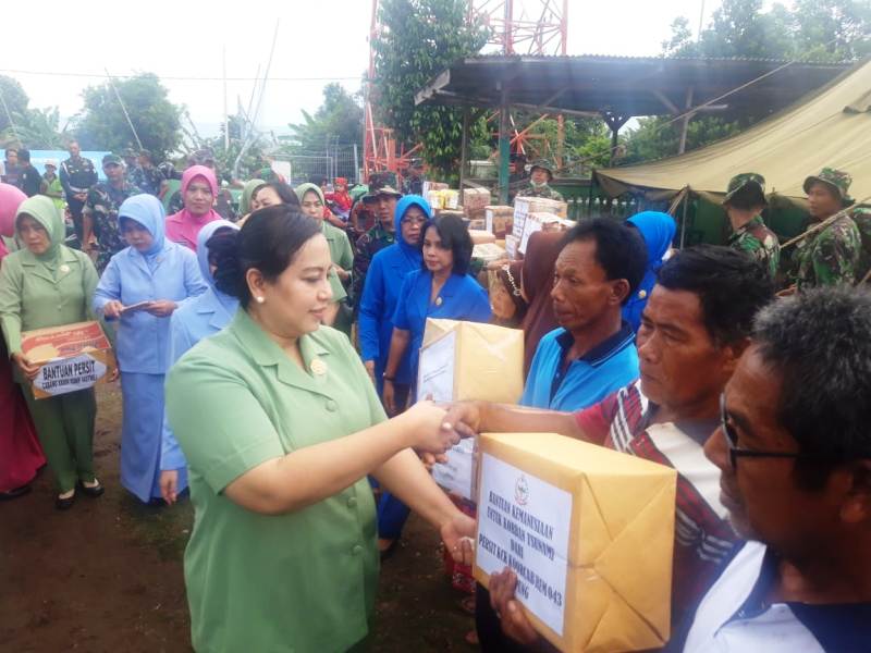 PENYERAHAN BANTUAN DARI DHARMA PERTIWI PUSAT OLEH KETUA PERSIT KCK KOORCAB REM 043 LAMPUNG