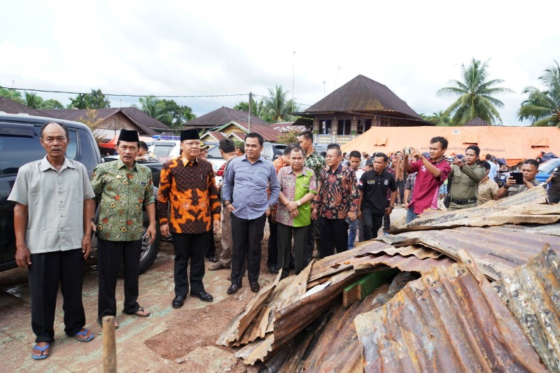 Plt.Gubernur Bantu Korban Kebakaran Benteng