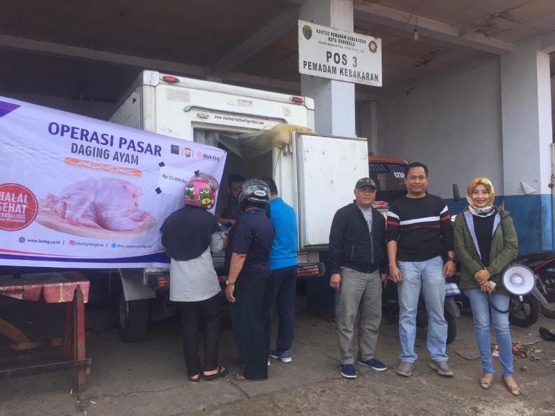 Harga Daging Ayam Meroket, Operasi Pasar Bulog Berhasil