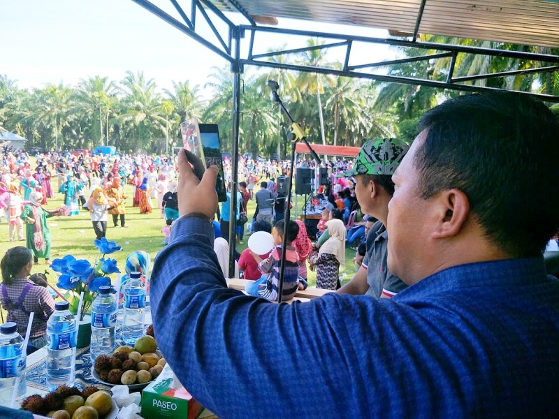 Bupati Tinjau Latgab Tari Gandai, Ibu Bup Ikut Menari