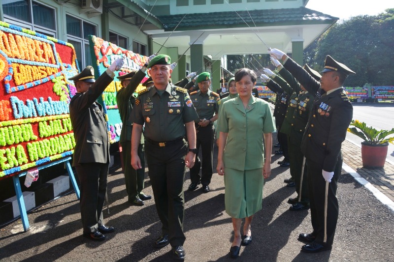 PEDANG PORA IRINGI PELEPASAN  KOLONEL INF IRNANDO ARNOLD B SINAGA