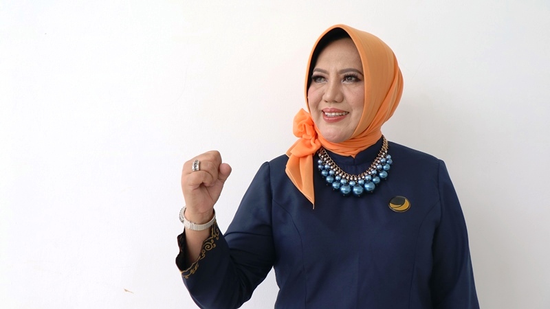 Leny Latief Perempuan  Pertama Daftar Cagub