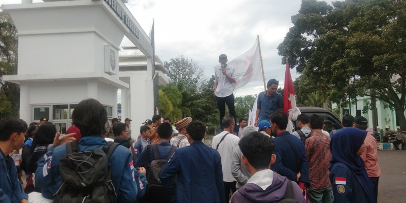 Demo Desak Tutup  PLTU Batu Bara Teluk Sepang