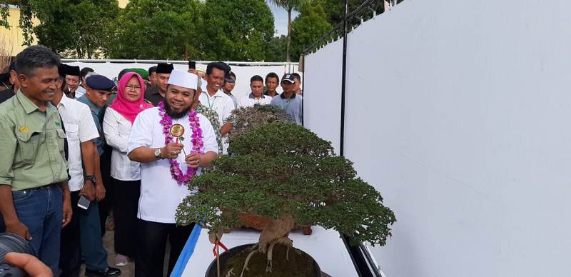 Pameran Bonsai dan Batu Akik di Stadion Ramai Pengunjung