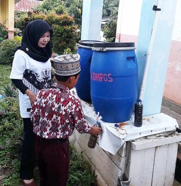 Murid SDN 16 Penarik “Sulap” Sampah Jadi Pupuk