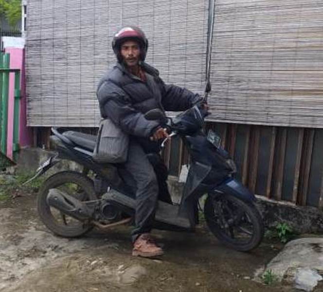 Bernazar Sumbang Beras Untuk Warga, Tukang Sadap Karet ini Nekad Mencaleg