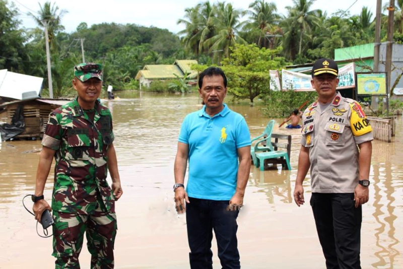 Bupati Ferry Ramli, Kapolda Bengkulu dan Danrem Tinjau Lokasi Banjir dan Salurkan Bantuan