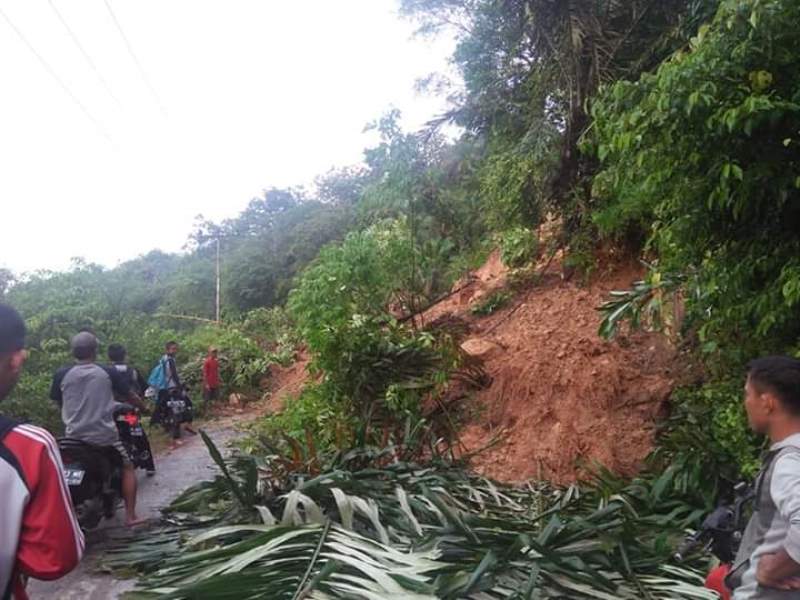 Longsor, Jalan Provinsi Tertutup Total