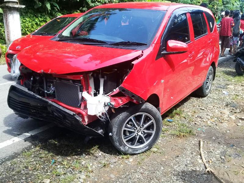 Mobil Keluarga Pengantin Tabrak Garasi