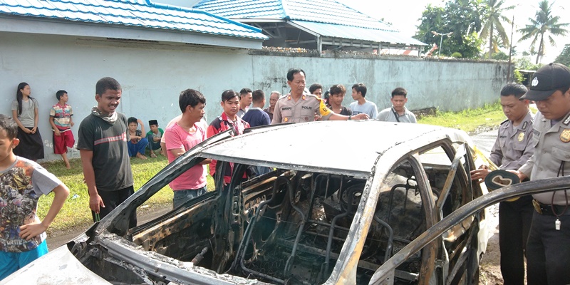 Mobil Warga Desa Padang Pelasan Hangus Terbakar