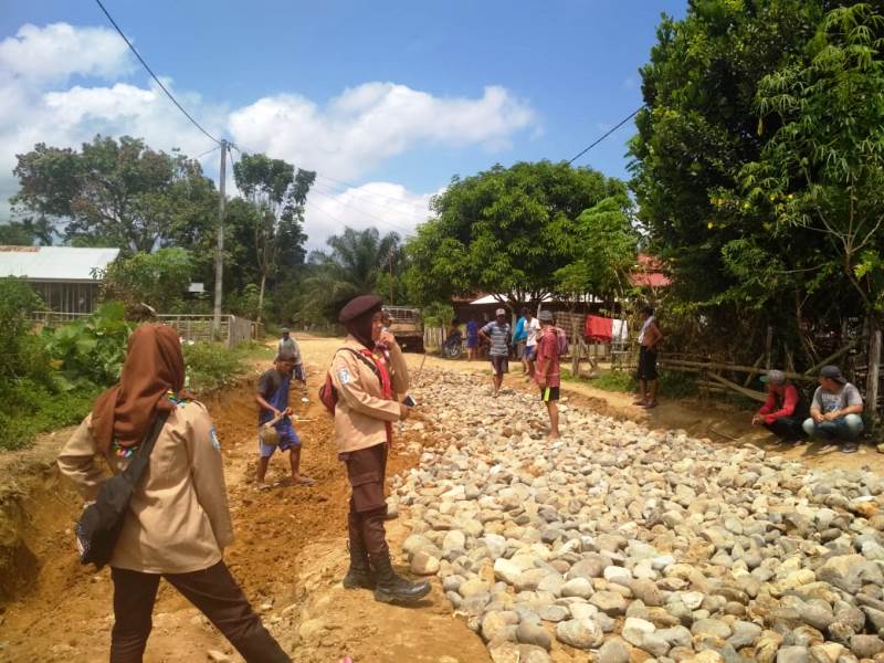 Perangkat Desa Mati Suri, Kwaran 0710 Selagan Raya Perbaiki Jalan Rusak