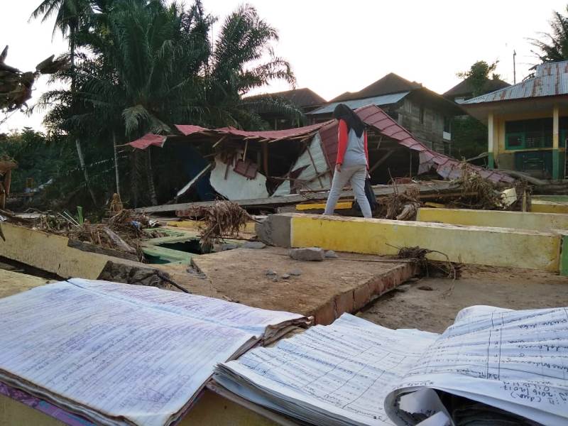 Mukomuko Bantu Peralatan Sekolah untuk Korban Banjir  di Benteng