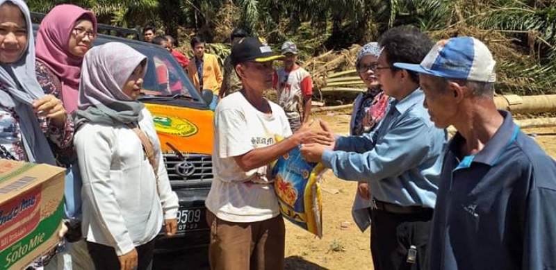 Stikes Bhakti Husada Bagi Sembako untuk Korban Banjir