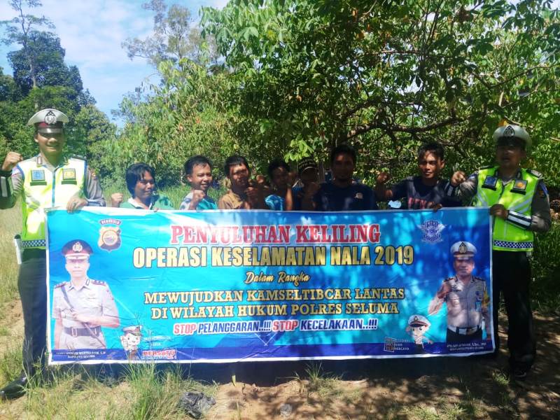 Operasi Keselamatan Nala, Polisi Pasang Spanduk dan Stiker