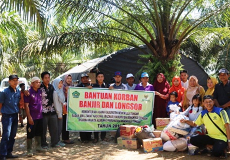 Salurkan Sembako dan Pakaian Layak Pakai Untuk Korban Banjir & Tanah Longsor