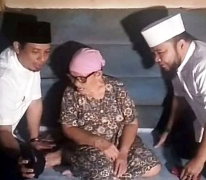 Nenek Maini Bahagia Dapat Bantuan Kacamata dari Pemerintah Kota