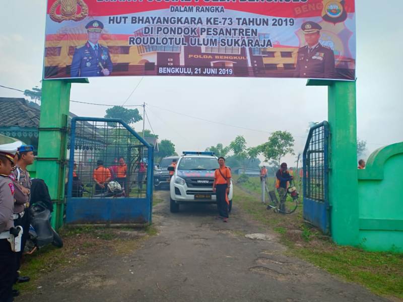 Peringati HUT Bhayangkara,   Polda Bersihkan Pondok Pesantren