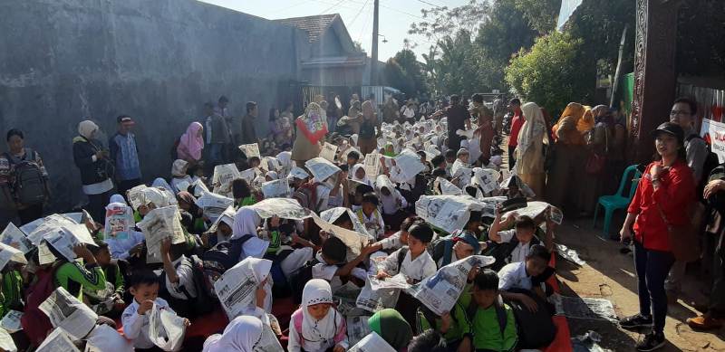 Murid  SDN 62 Kota Bengkulu Belajar di Jalan