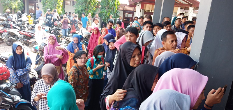 Anak Tereliminasi Ratusan Orangtua Siswa Datangi Disdikbud Provinsi